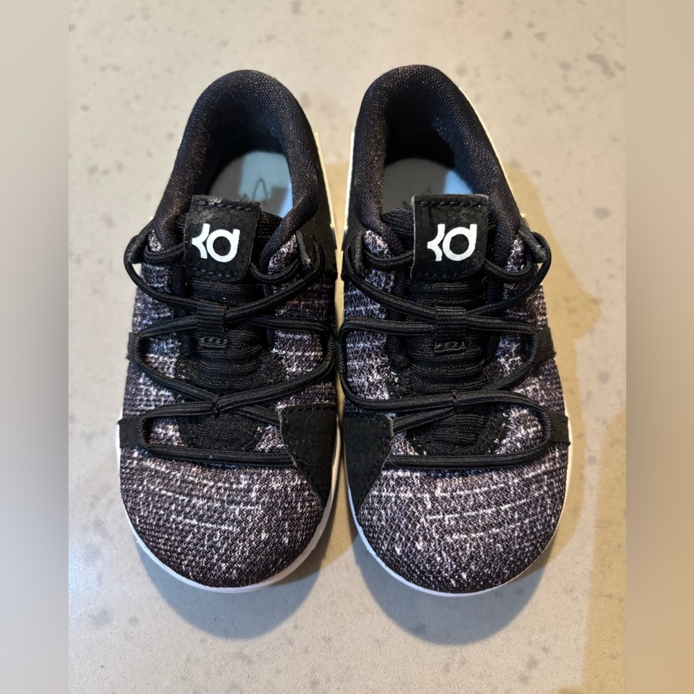 Nike Kevin Durant KD10 Black and White Sneakers, size 6.